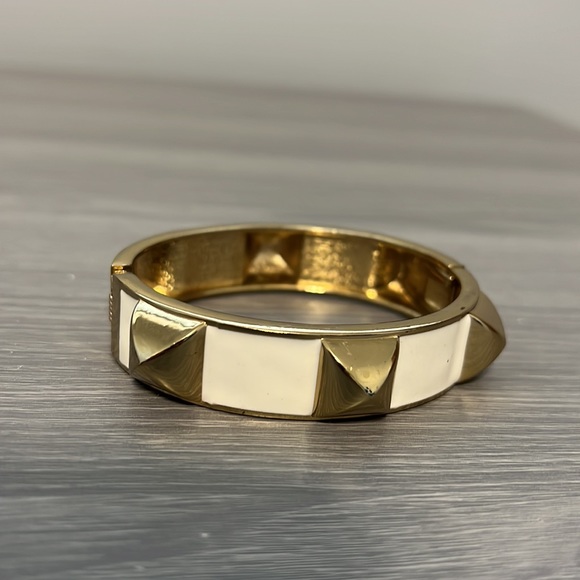 Vintage Hinged Bracelet with White Enamel and Gold Pyramids - Picture 3 of 6